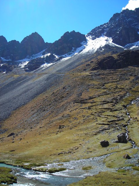 Jour 1: Le col, vu de l'autre côté (deuxième encoche de la droite). Superbe chemin préhispanique.