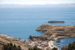 Un pueblo sur l'ìle et la cordillera Apolobamba