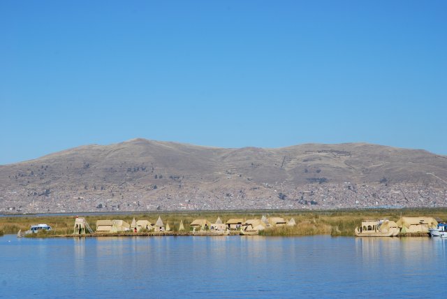 Les Uros et Puno en fond