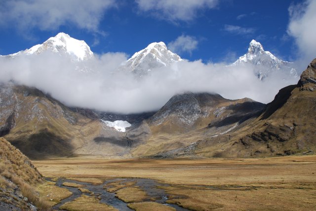 J4: brume matinale sur le Jirishanka et le Yerupaja