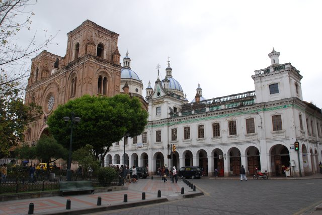 Cuenca: la place centrale et la cathédrale