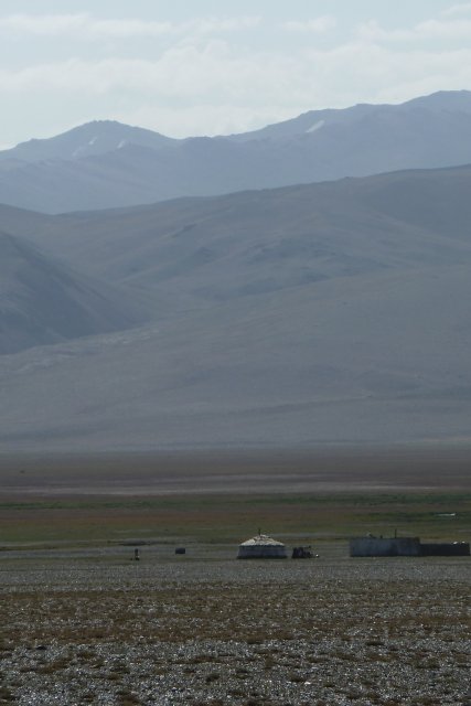 Les premières yourtes sur la plaine d'Alichur