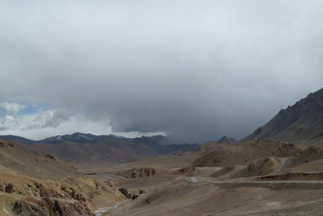 La montée au col d'Ak Baital (le cheval blanc)