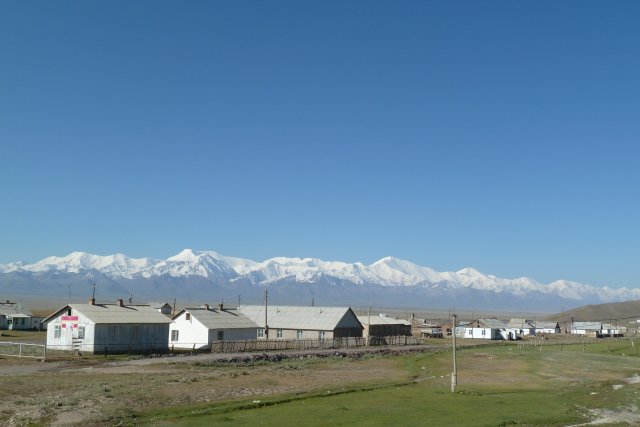 Sary Tash avec le Pamir Alai (Pic Lénine)